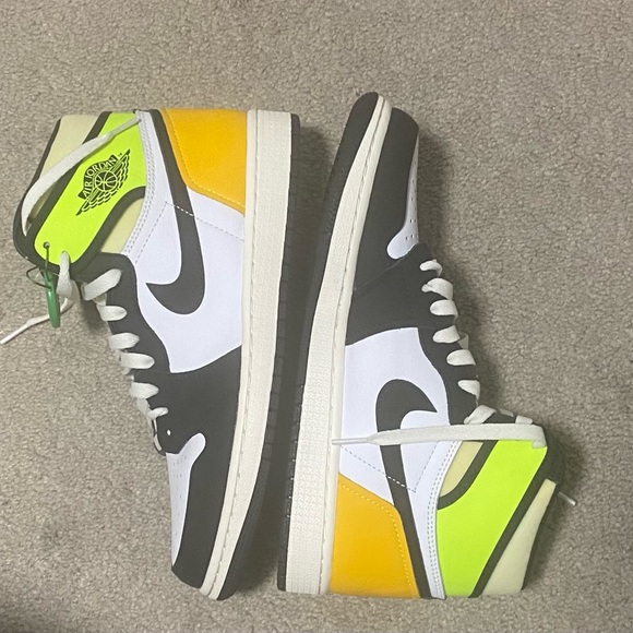 🔋*NEW* Air Jordan High ‘Volt University Gold’ (Size 8.5 Mens) - Picture 3 of 6
